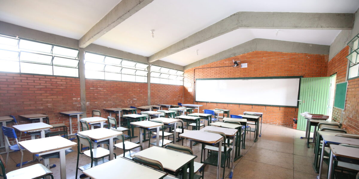 Sala de aula de escola pública em Goiás, com carteiras organizadas e iluminação natural