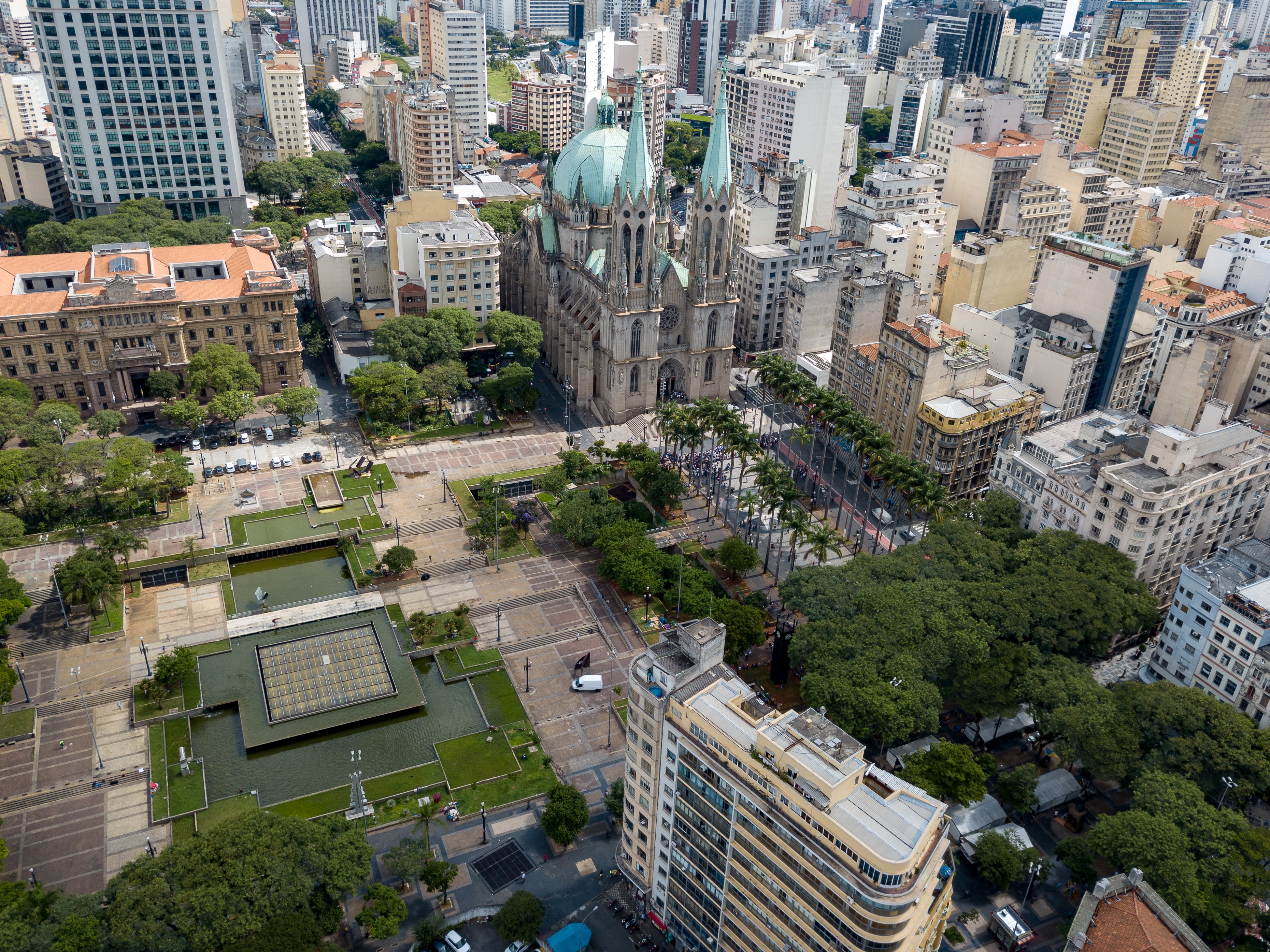 Centro urbano no interior paulista, com área arborizada e edificações ao fundo