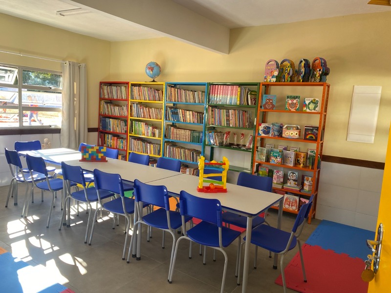 Ambiente de educação infantil com materiais pedagógicos