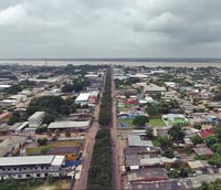Paisagem urbana típica de cidade do interior do Paraná, vista aérea de Cambira PR.