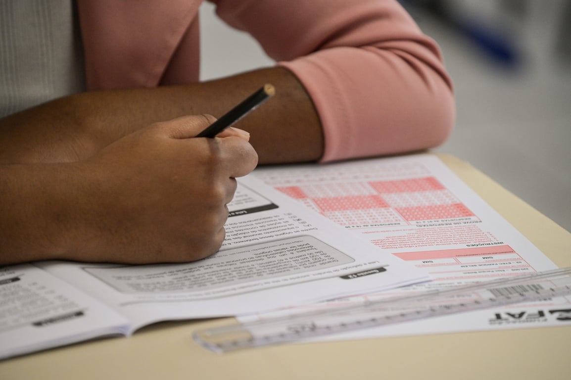Candidatos em sala realizando prova objetiva, imagem editorial genérica de exame
