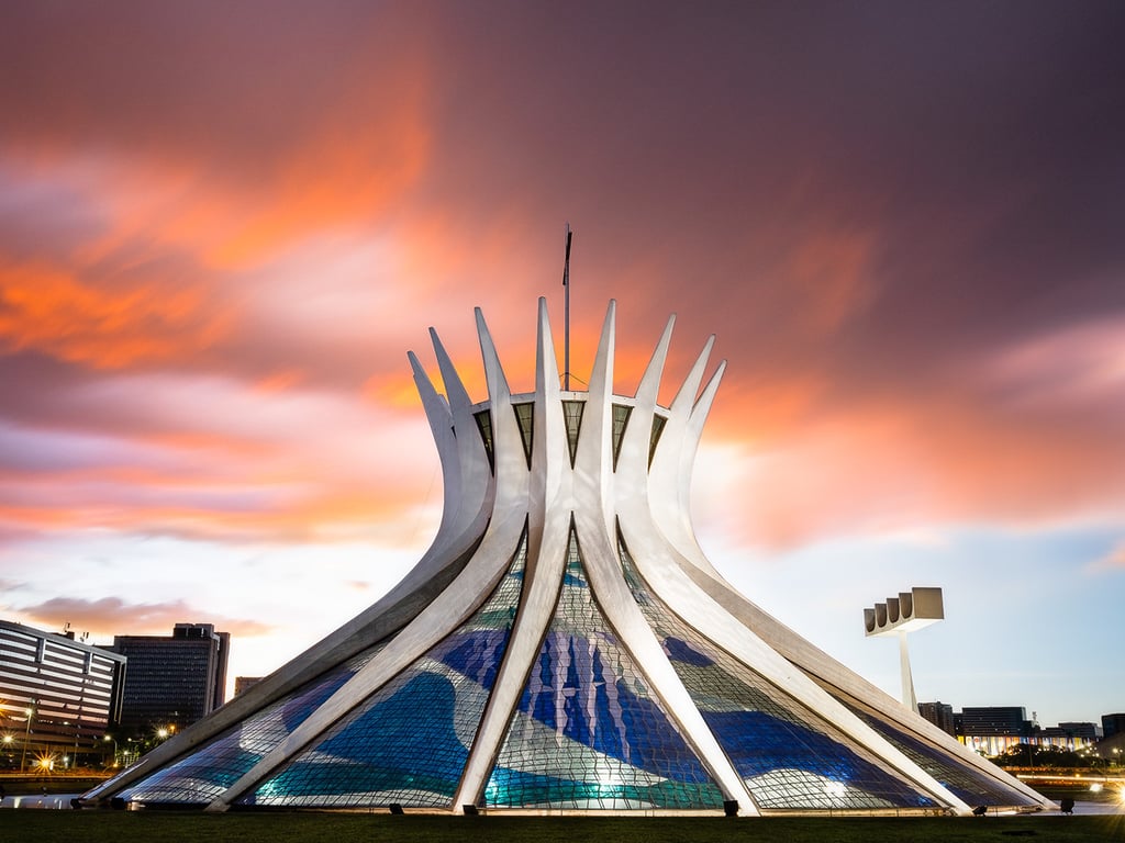Arquitetura icônica de Brasília ao entardecer