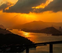 Vista panorâmica de Vila Velha ES e Vitória ES com a Terceira Ponte ao pôr do sol.