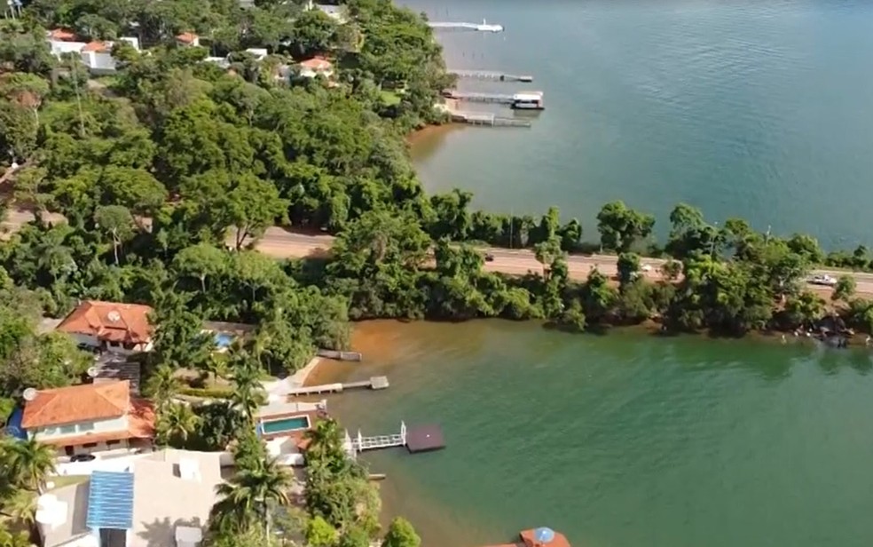 Represa e paisagem urbana no nordeste paulista