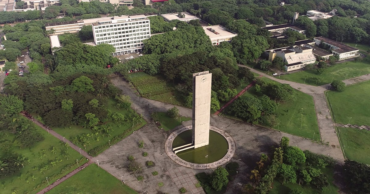 Vista aérea do campus da USP, Cidade Universitária, com áreas verdes e prédios acadêmicos