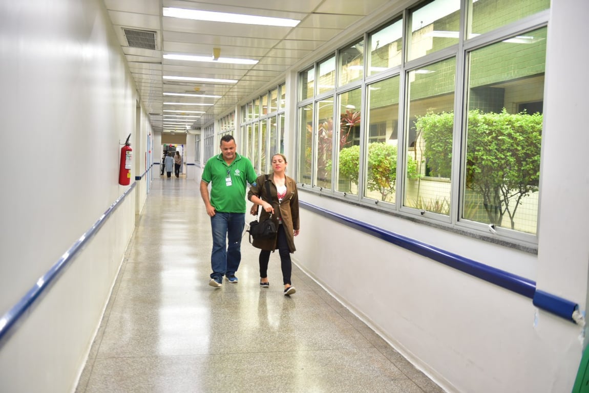 Corredor de hospital com profissionais de saúde