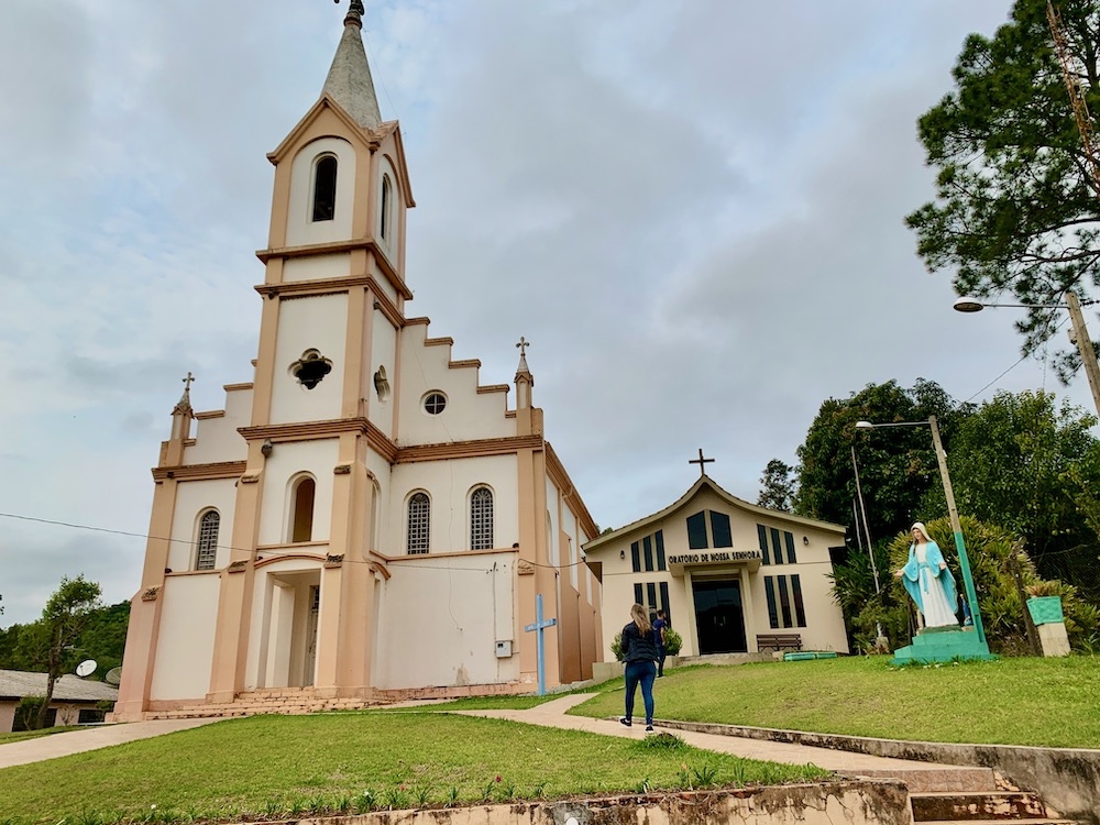Praça central de São Paulo das Missões, RS, com igrejas e ambiente urbano típico de cidade do interior