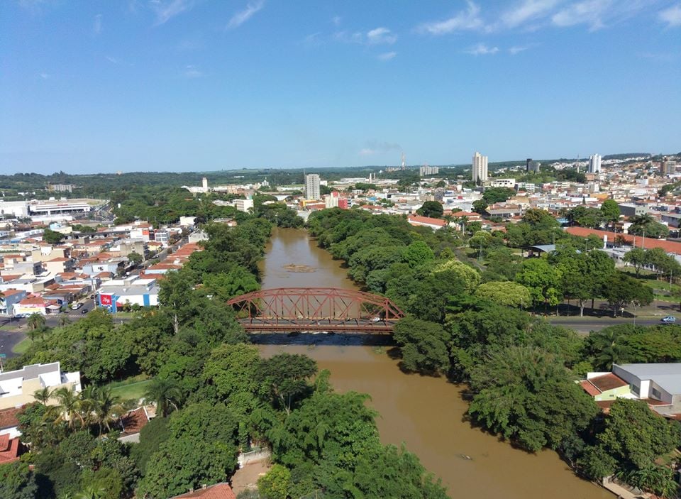 Vista urbana de Mogi Guaçu, com ponte sobre o rio em área central