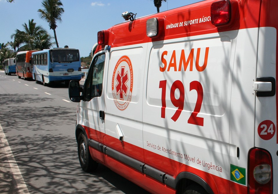 Ambulância do SAMU 192 em via urbana