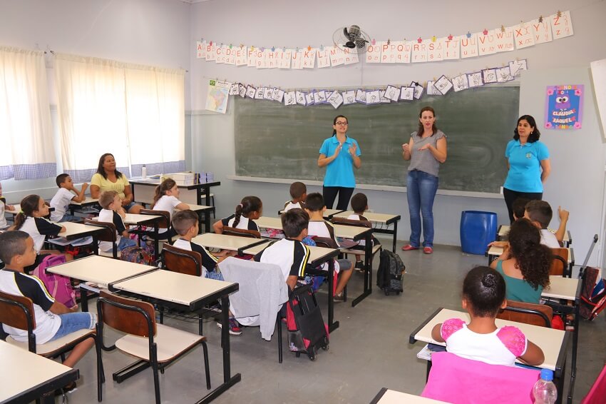 Cenário de sala de aula com comunicação em Libras