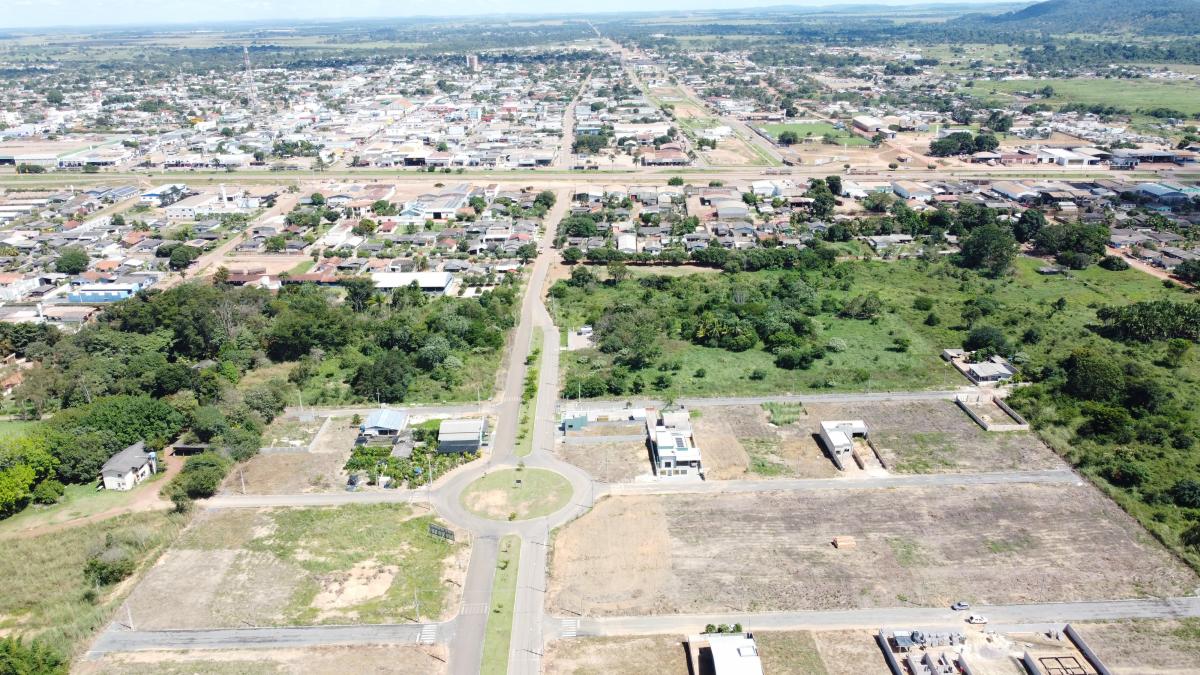 Vista urbana de Apiacás MT cercada por áreas verdes