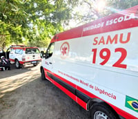 Ambulância do SAMU em atendimento em área urbana, em Santa Catarina.