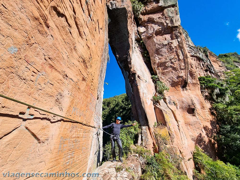 Parque Estadual da Serra Furada, em Grão-Pará (SC) — formação rochosa com fenda natural
