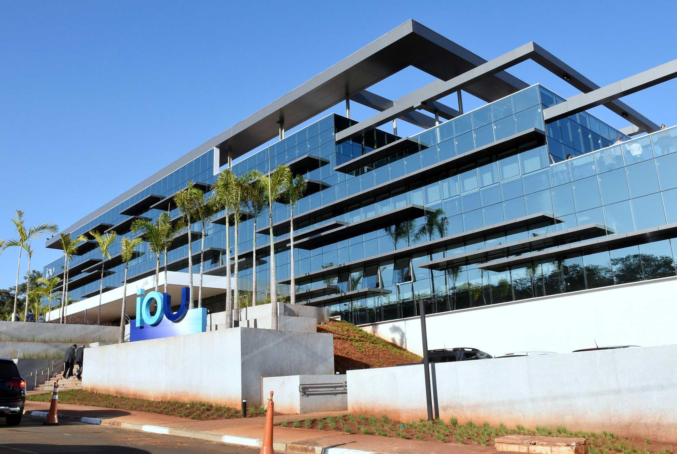 Fachada do Hospital da Mulher CAISM, com construção moderna e área arborizada