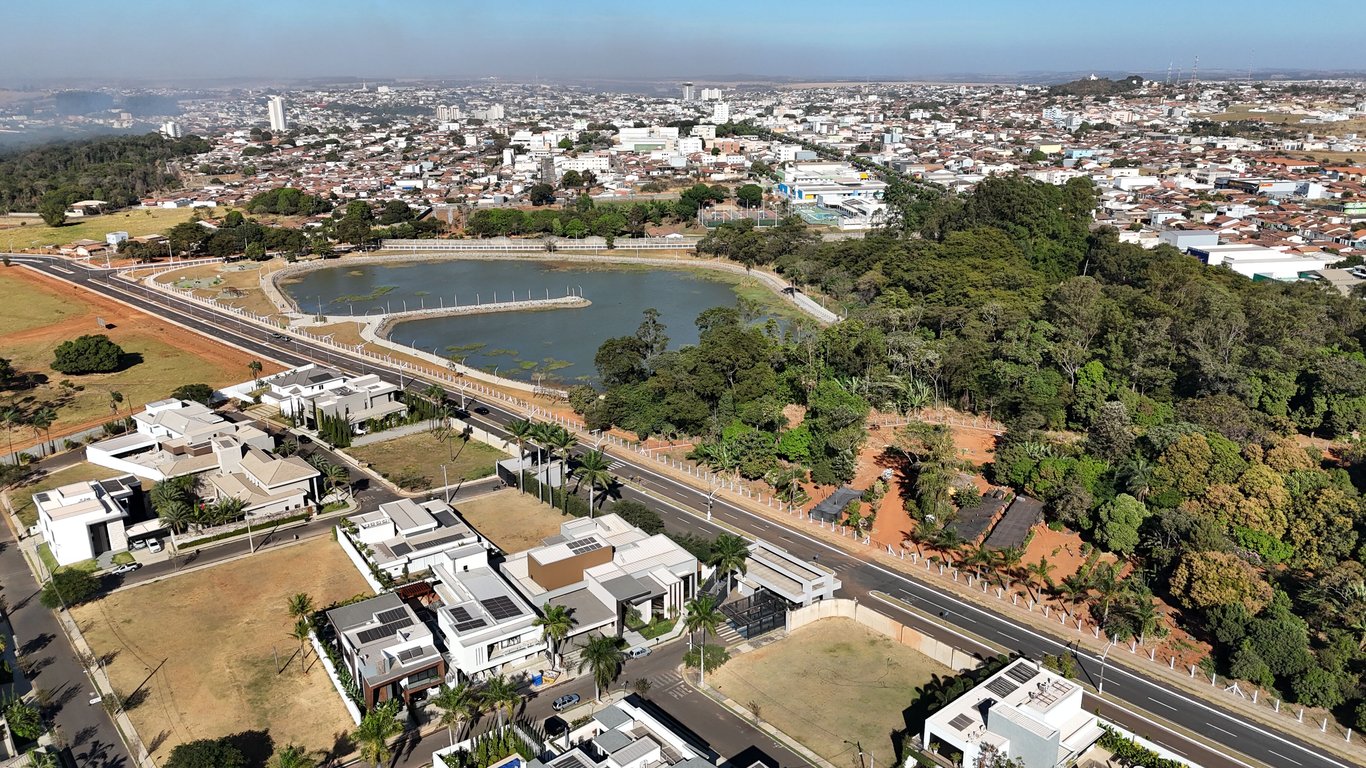 Vista aérea de Catalão (GO), com lago e área urbana ao fundo, em dia claro