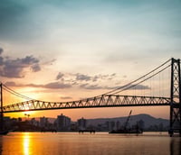 Ponte Hercílio Luz, em Florianópolis. Crédito: Quinto Andar.