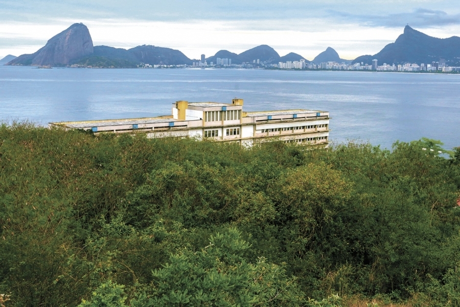 Campus da Universidade Federal Fluminense, com vista para o mar e vegetação ao redor