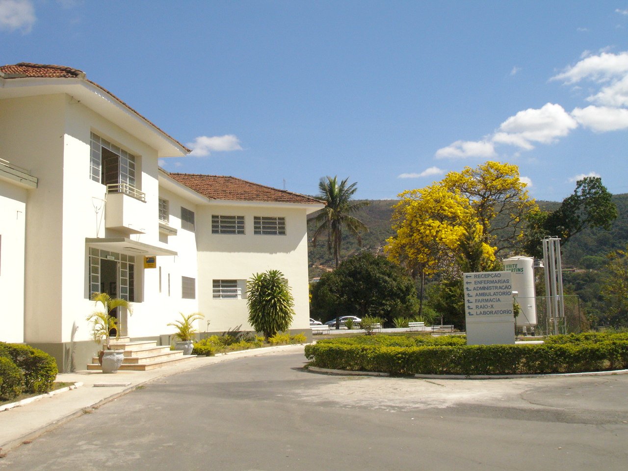 Fachada de hospital público em Minas Gerais, ambiente hospitalar moderno