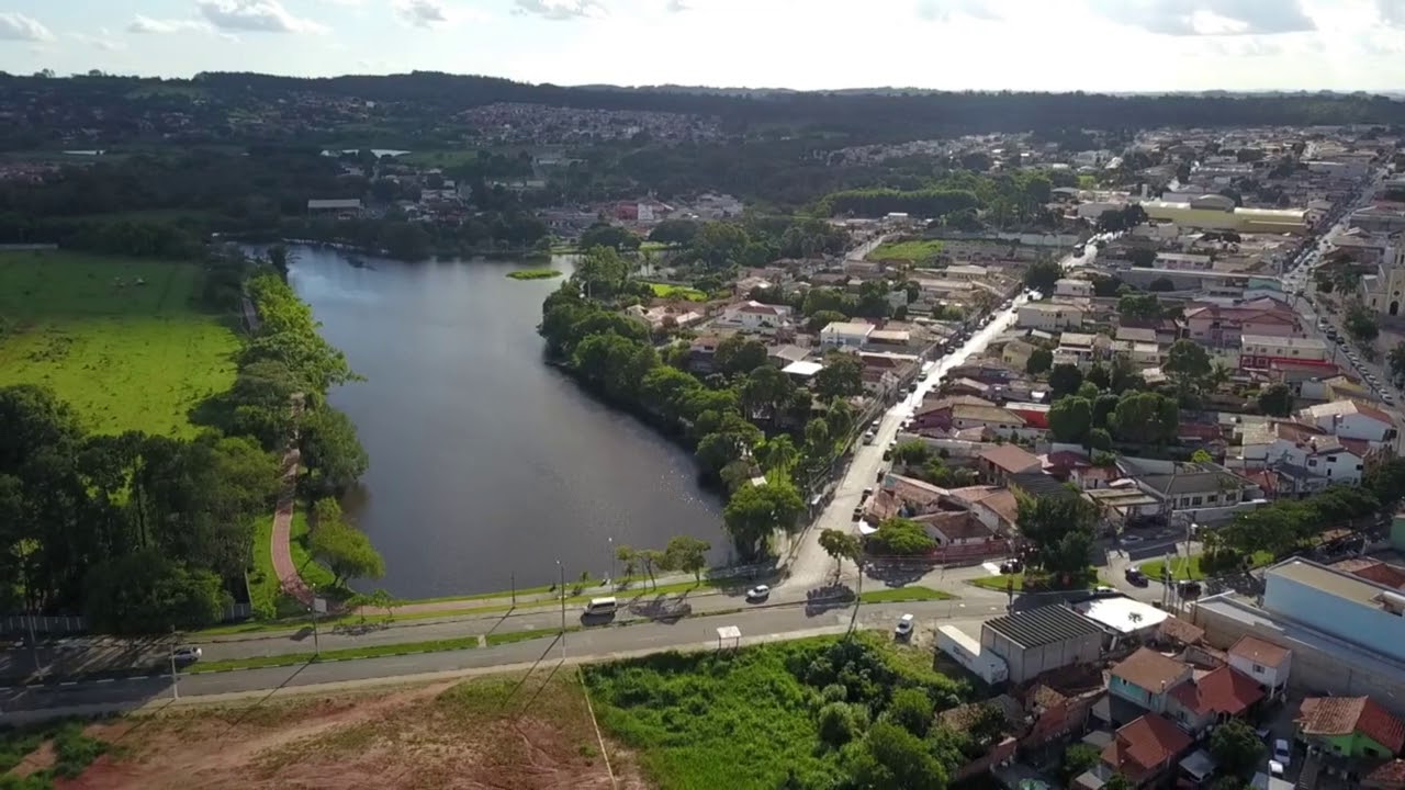 Vista panorâmica de Araçoiaba da Serra, com lago, áreas verdes e céu azul