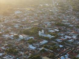 Vista aérea de cidade do interior do Rio Grande do Sul ao entardecer