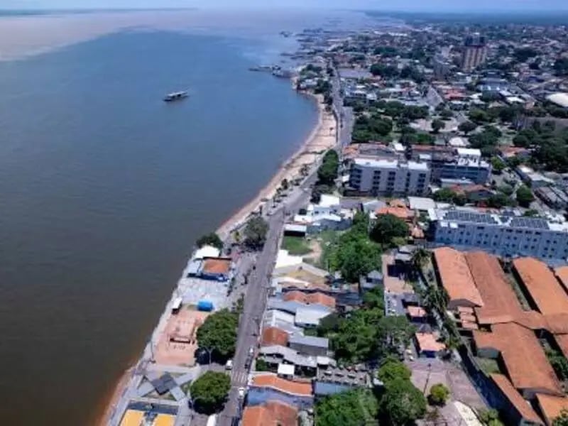 Vista aérea de área urbana ribeirinha de Óbidos, às margens do Rio Amazonas, em dia claro.