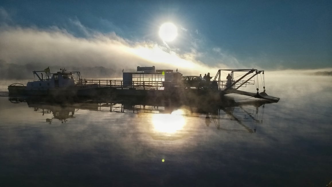 Rio Uruguai em Porto Mauá RS, com balsa em dia claro