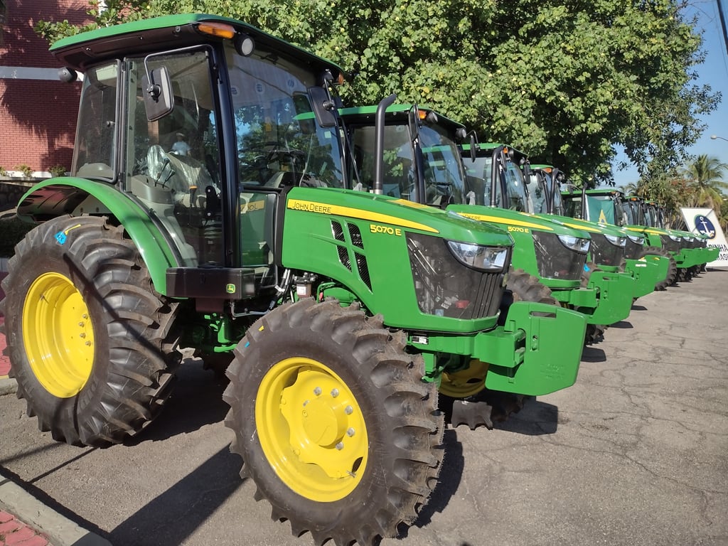 Trator e implementos agrícolas operando em área rural do Rio Grande do Sul