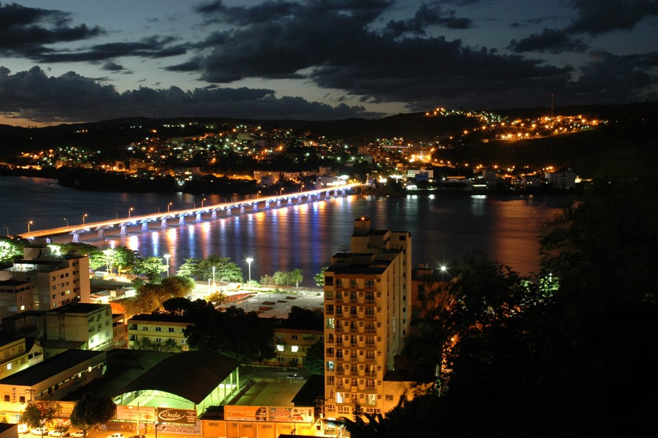 Vista aérea de Colatina, com a Ponte Florentino Avidos sobre o Rio Doce ao entardecer