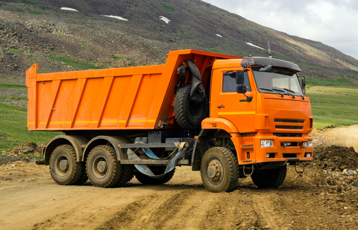 Caminhão basculante em estrada de terra no interior do Brasil