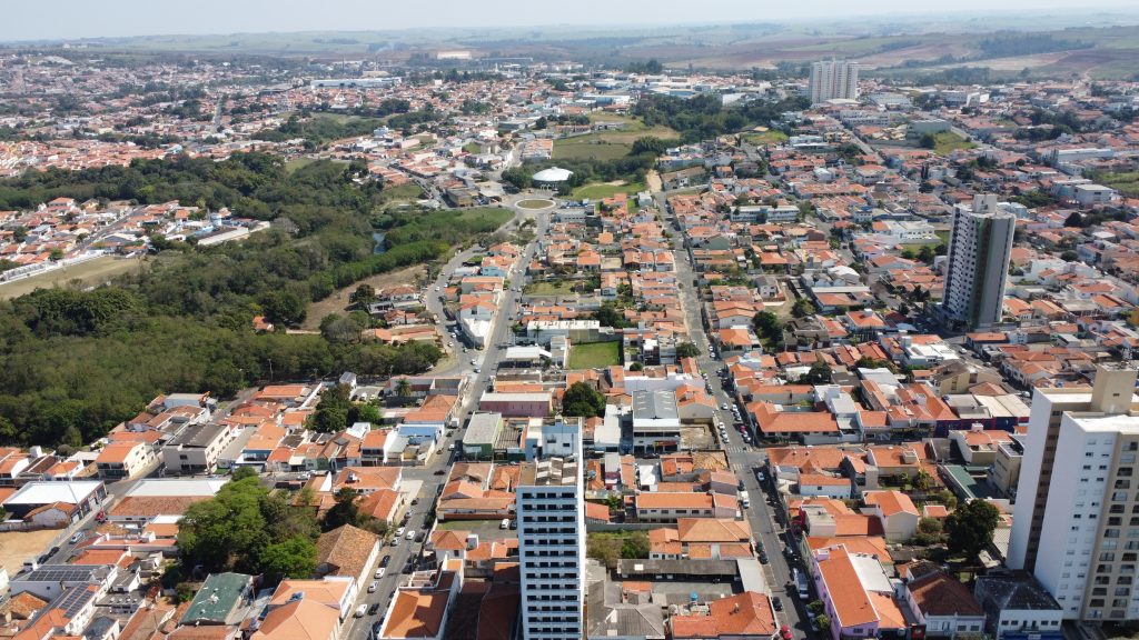 Vista aérea do centro de Capivari SP, com áreas residenciais e verdes.