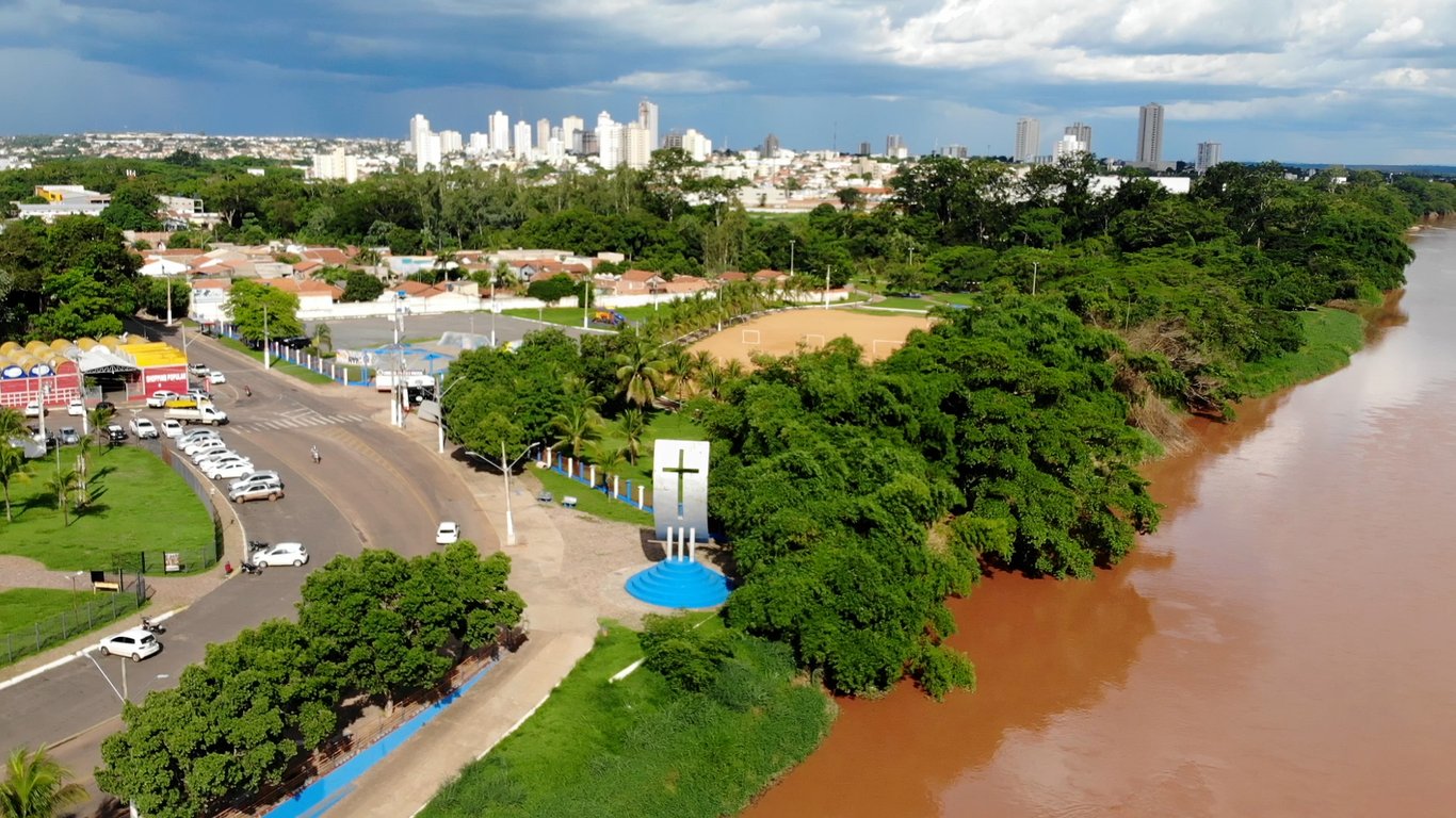 Vista aérea de Rondonópolis MT, com área urbana e vegetação do cerrado ao fundo