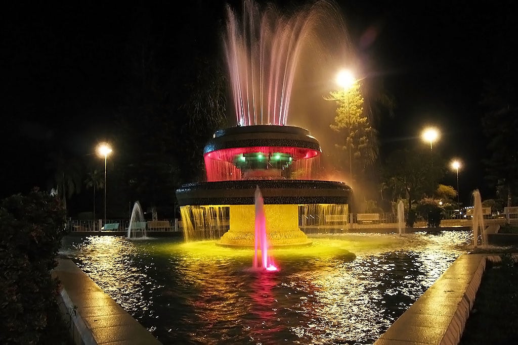 Fonte luminosa em parque de Valparaíso (SP) à noite, com jatos de água coloridos; imagem ilustrativa
