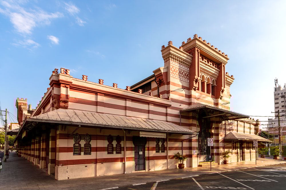 Fachada de prédio público municipal no interior de São Paulo, em estilo editorial, representando uma câmara municipal de cidade do interior paulista