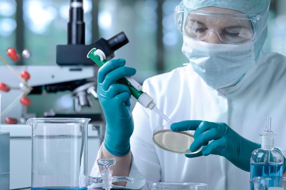 Ambiente de laboratório com foco em pesquisa científica, evocando a infraestrutura de conservação