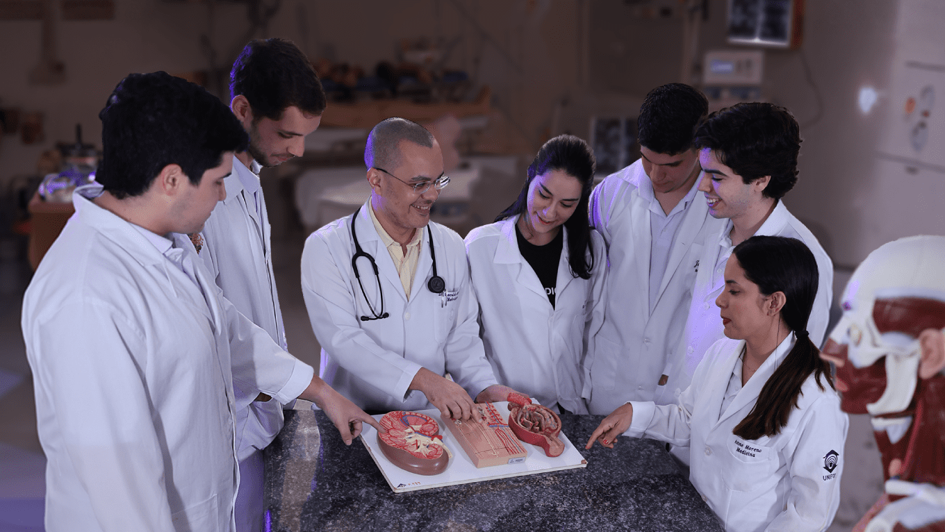 Equipe médica em unidade básica de saúde, em reunião de prontuários