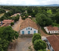 Paisagem urbana de cidade do interior goiano, fim de tarde, ruas arborizadas e casas térreas
