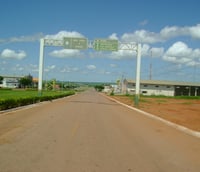 Paisagem urbana de Sonora MS em dia claro, com rua pavimentada e sinalização visível