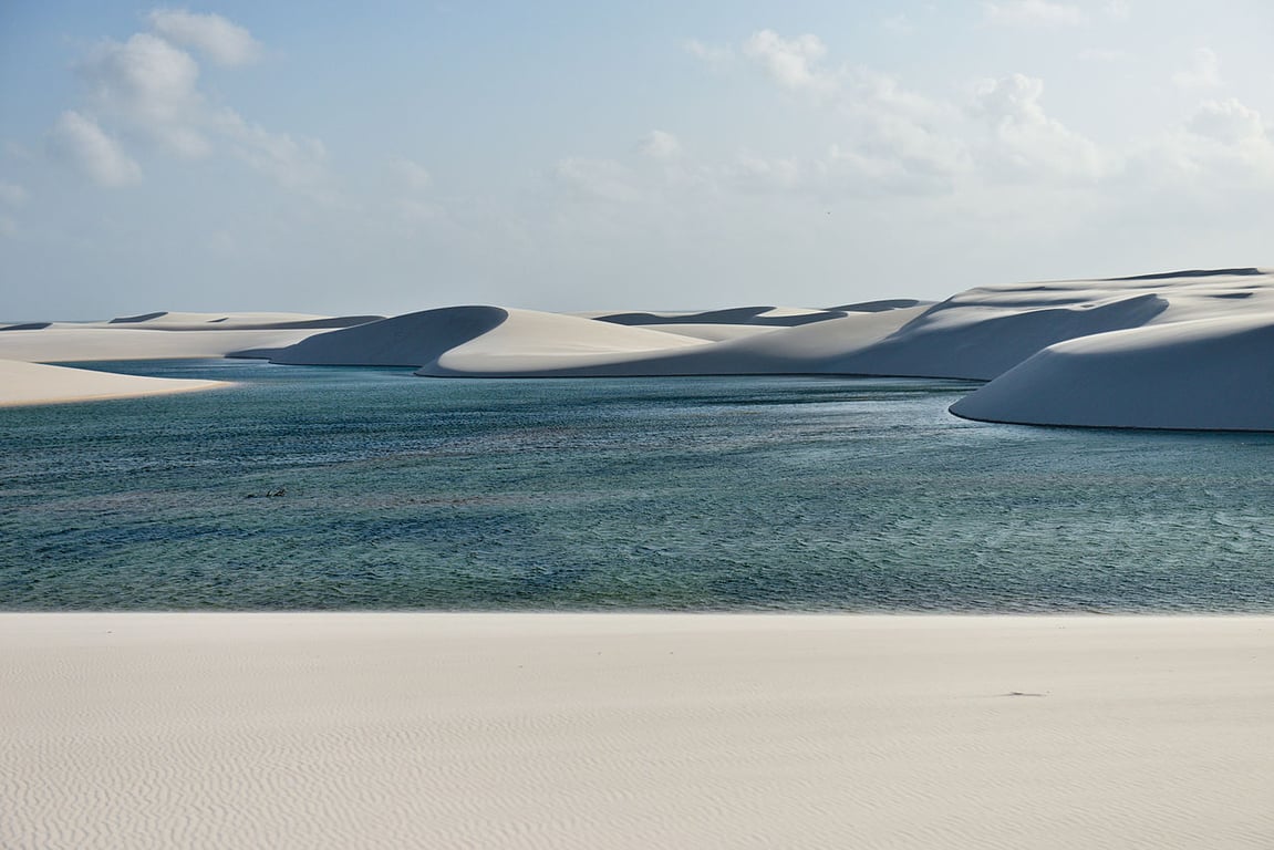 Lençóis Maranhenses vistos do alto, com lagoas entre as dunas
