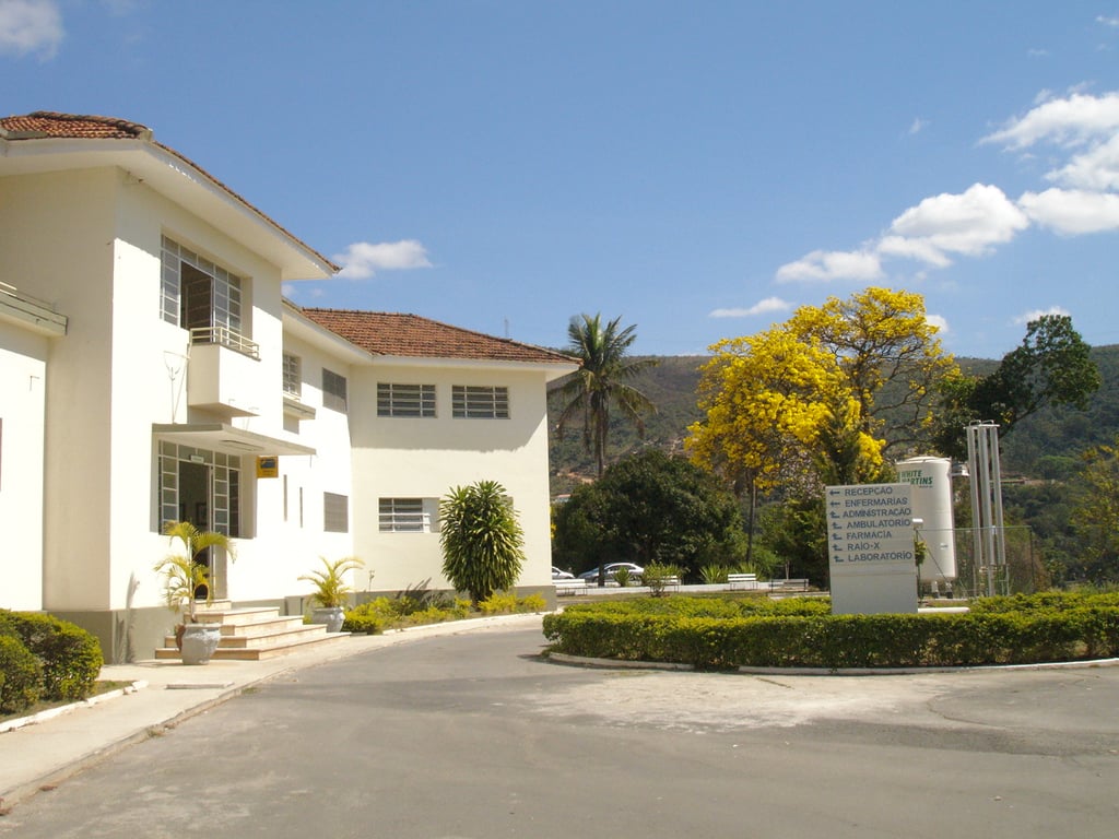 Fachada do Hospital Cristiano Machado, com áreas verdes e estrutura hospitalar moderna