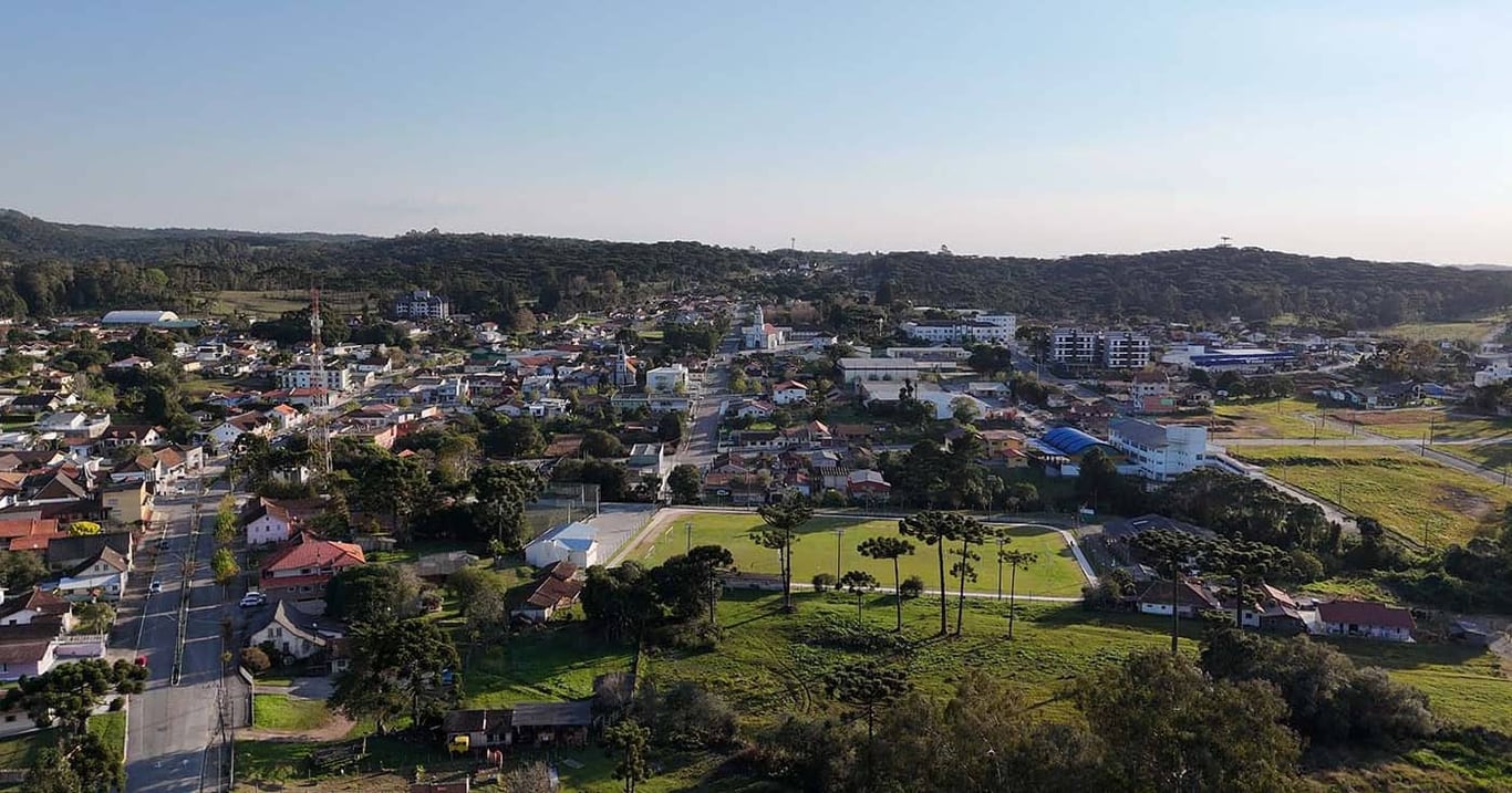 Vista aérea de Schroeder SC, com áreas urbanas e verdes ao fundo