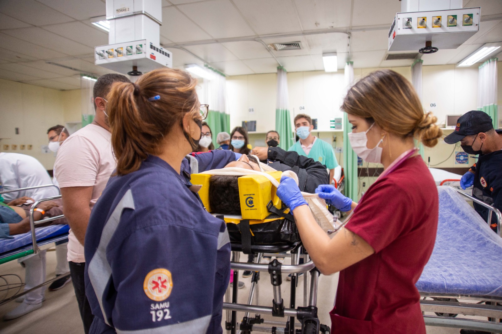 Profissionais de saúde em ambiente de pronto atendimento