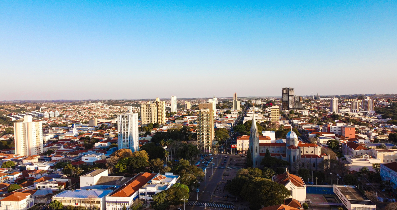Vista panorâmica de Botucatu, com áreas verdes e edificações ao fundo