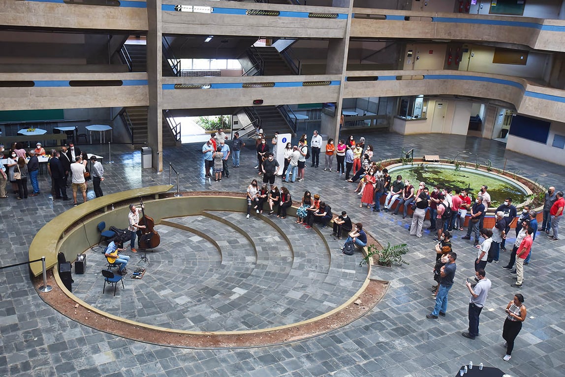 Interior do Instituto de Matemática, Estatística e Computação Científica (IMECC) da Unicamp, com circulação de pessoas em ambiente acadêmico