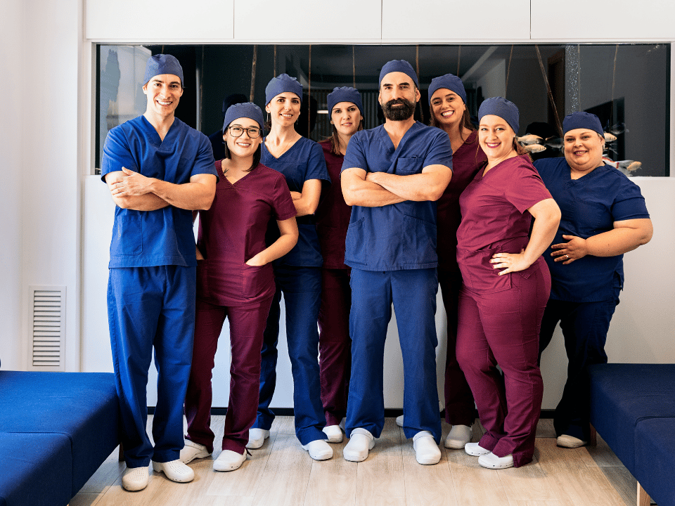 Equipe multiprofissional de reabilitação em clínica moderna