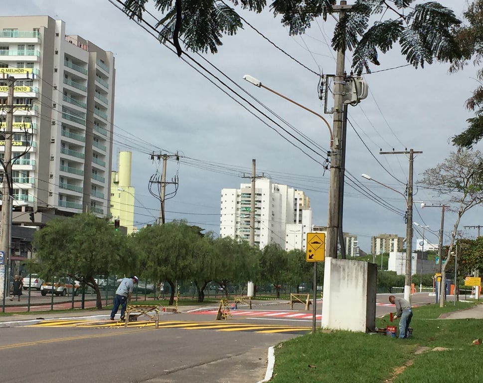 Campus da UFES em Vitória com prédios e áreas verdes