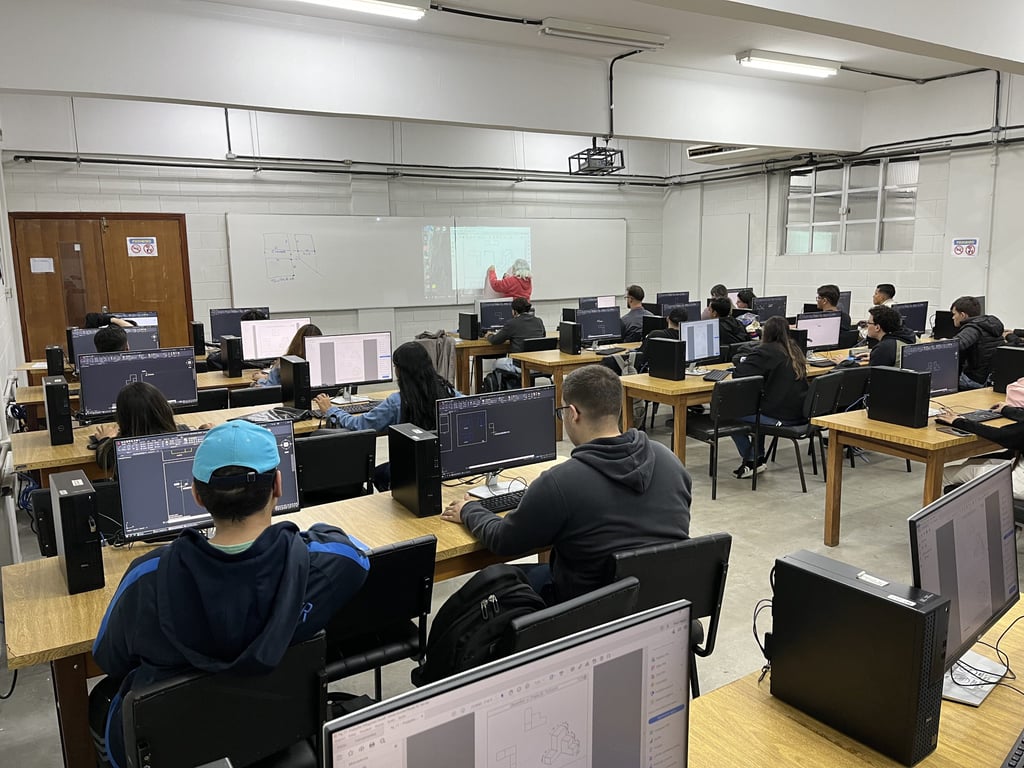 Laboratório de informática em escola técnica, com alunos em computadores