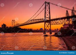 Ponte Hercílio Luz ao entardecer, em Florianópolis