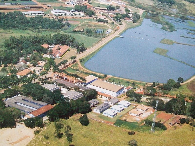 Paisagem urbana de Bambuí MG, com áreas verdes e lago ao fundo