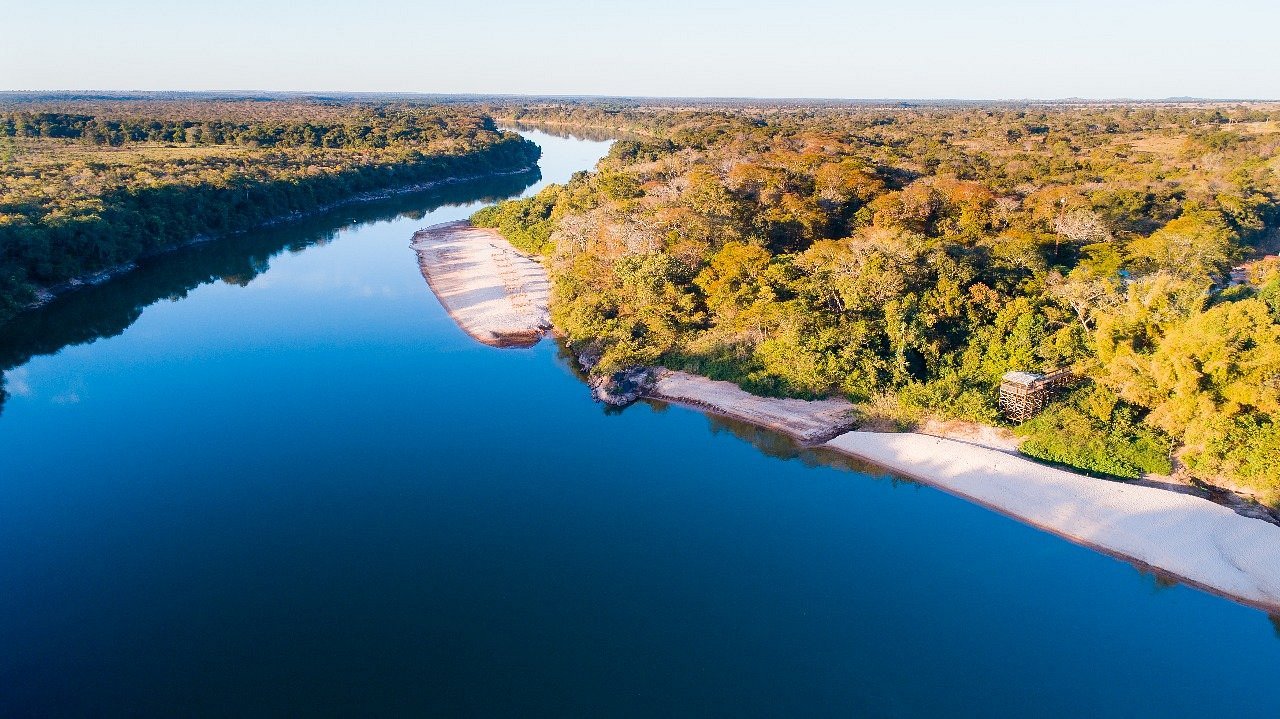 Vista aérea de Aragarças com o Rio Araguaia ao entardecer