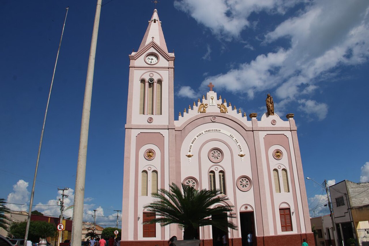 Vista urbana de Milagres CE, com céu azul e arquitetura local